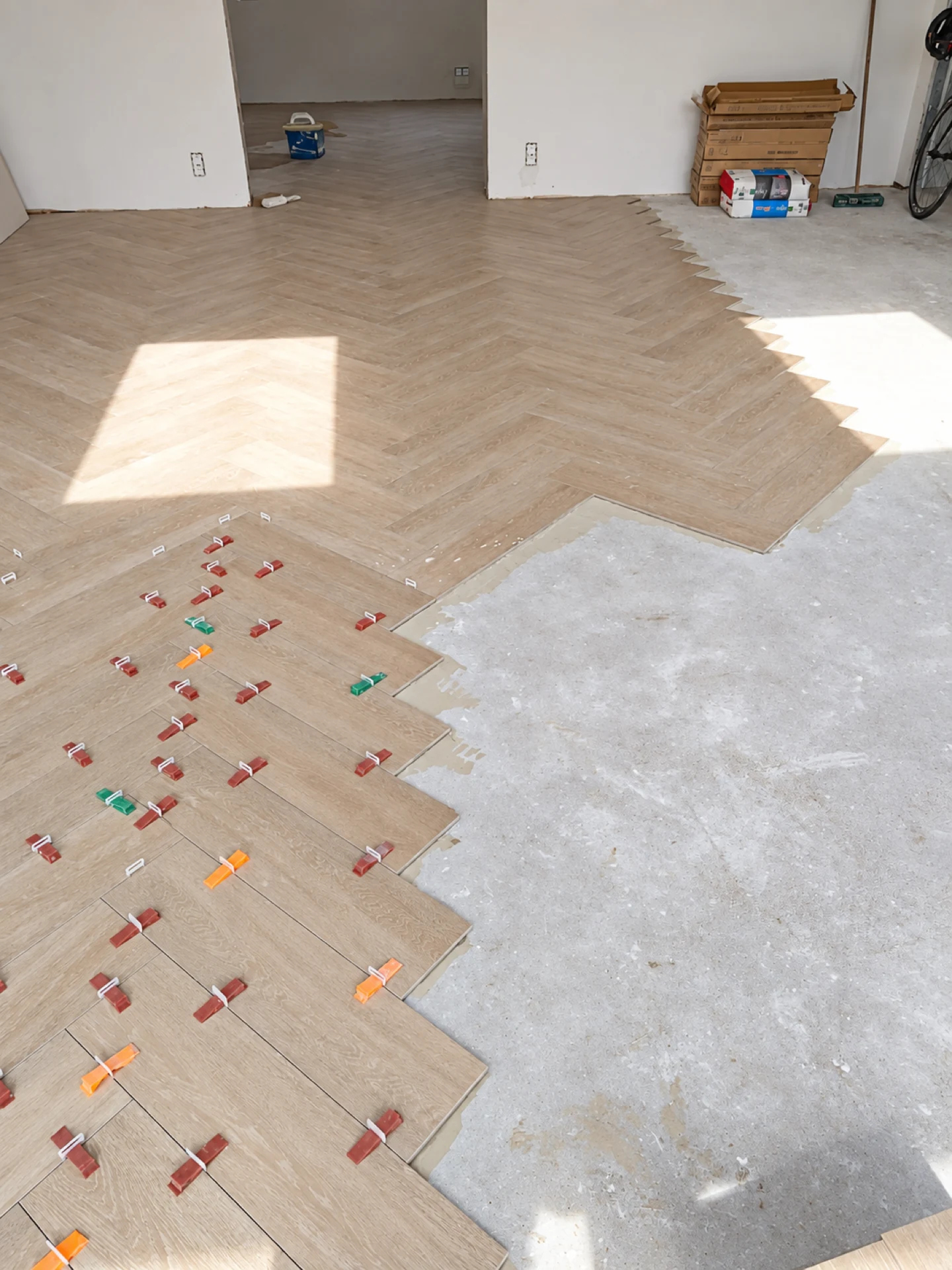 Pose de carrelage en chevron avec croisillons de nivellement