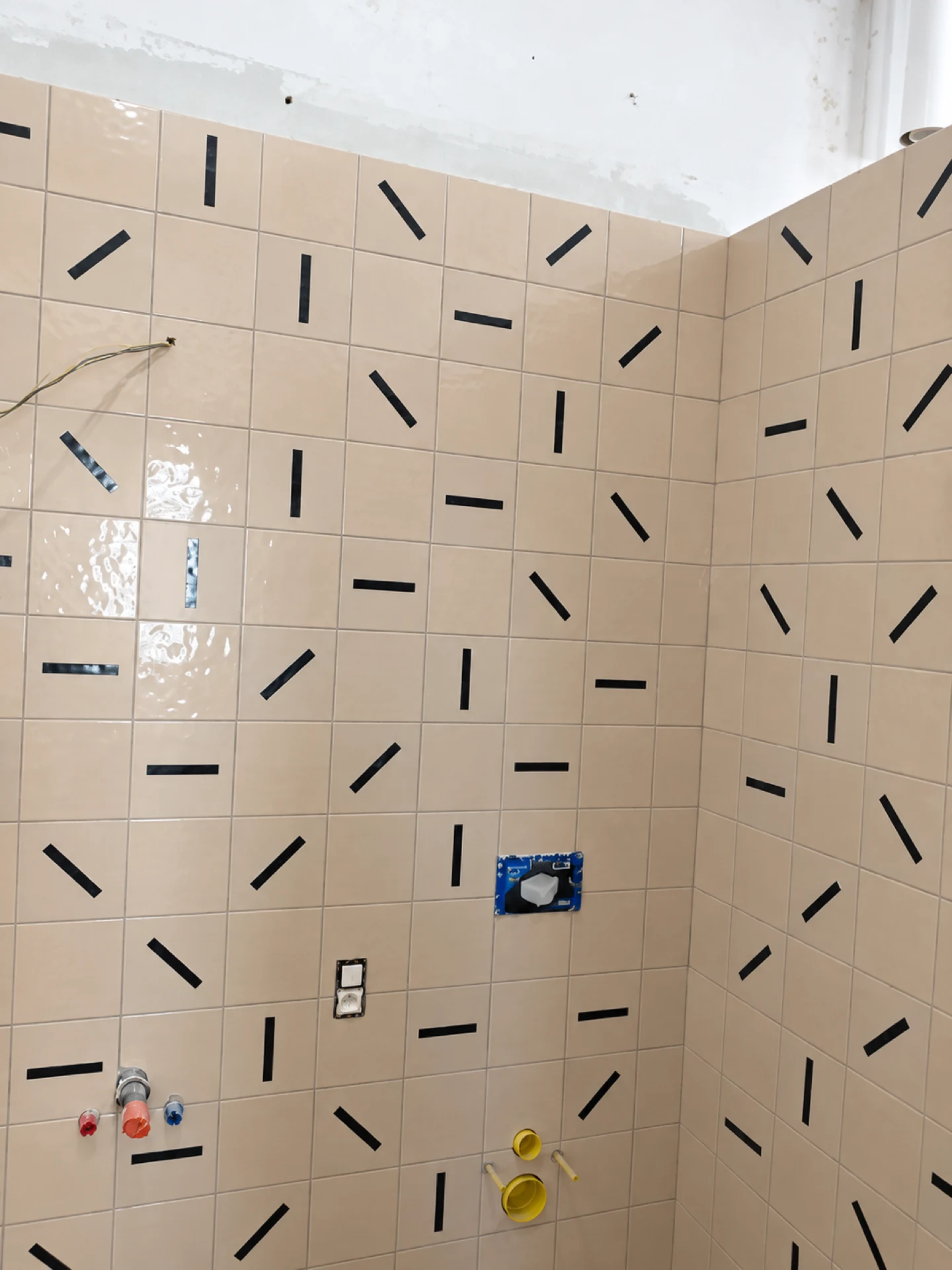 Faïence décorative à motifs dans une salle de bain