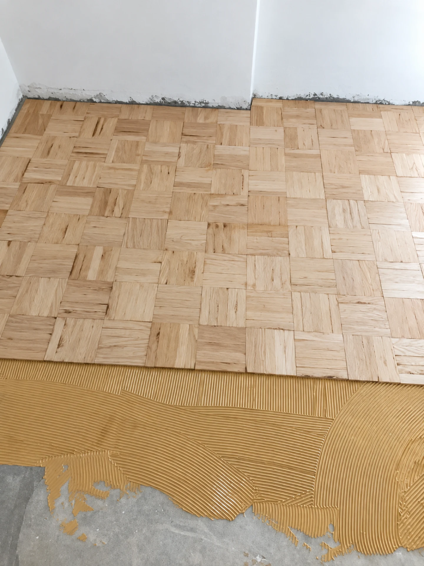 Parquet mosaïque en cours de pose