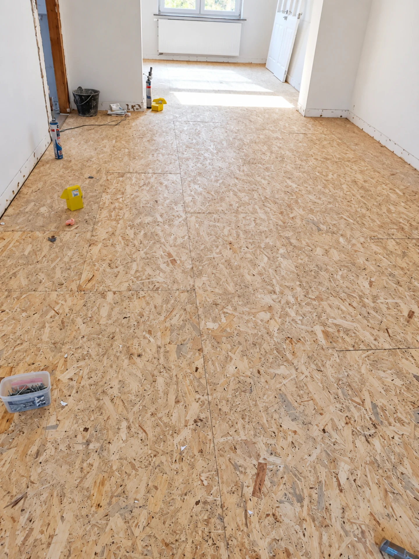 Plancher OSB terminé dans une pièce en rénovation