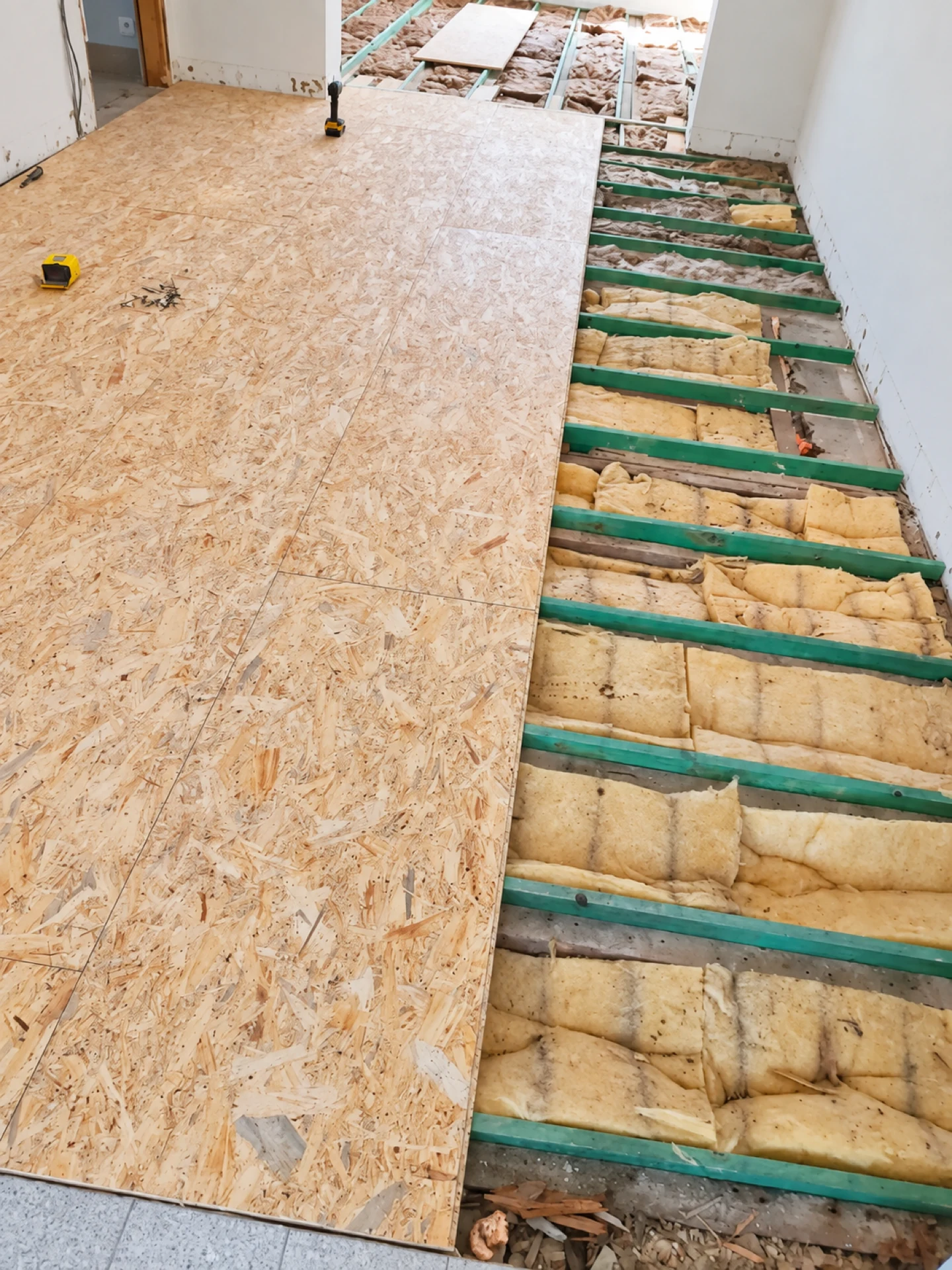 Plancher en panneaux OSB posé sur solives