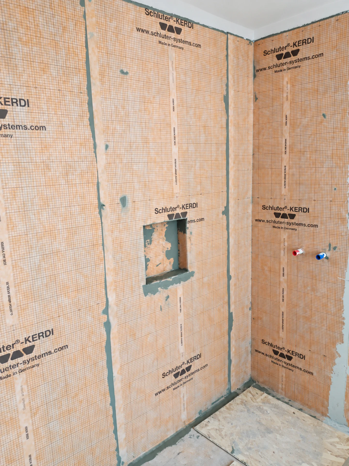 Panneaux d’étanchéité avec niche préparée dans une douche