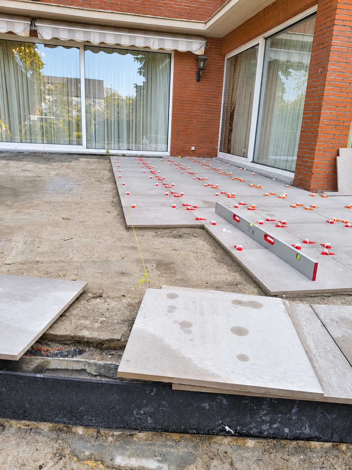 Dalles de terrasse et marches en cours de pose